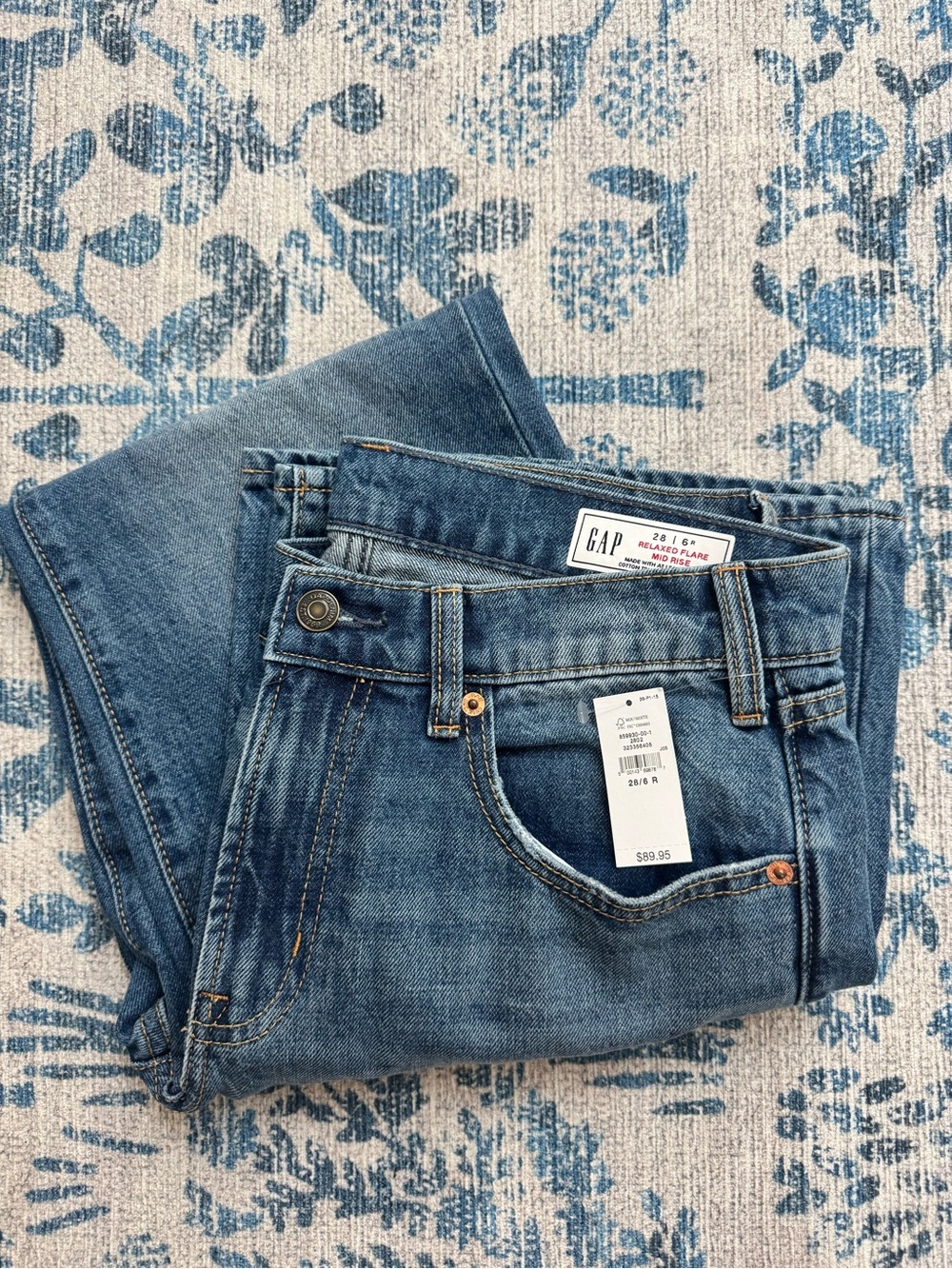 GAP Straight Leg Jeans in Medium Blue Wash